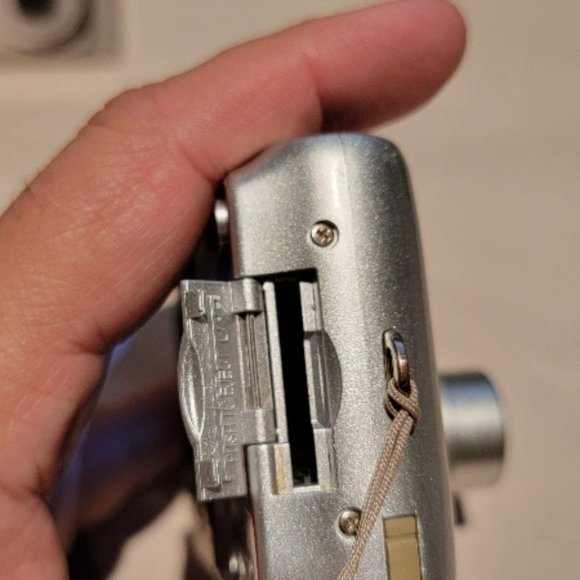 Nikon COOLPIX L4 4.0OPM Digital Camera - Silver Box Receipt - Picture 5 of 8